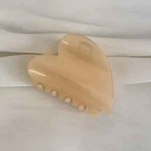 Pince à cheveux en forme de cœur, accessoire élégant moyen nude pour le style quotidien.