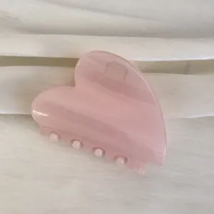 Pince à cheveux rose en forme de cœur, accessoire esthétique de taille moyenne pour femmes.
