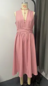 Vue détaillée de la robe rose sans manches à col en V, avec taille plissée et boutons.