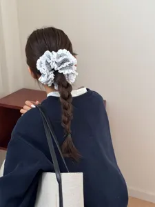 Gedetailleerd overzicht van een stijlvolle gestreepte geplooide haarscrunchie voor paardenstaarten.