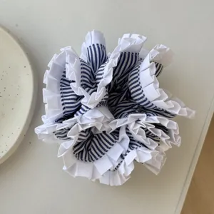 Blauw gestreepte haarscrunchie met ruffles, zoete bosstijl elastisch haarelastiek voor paardenstaart.