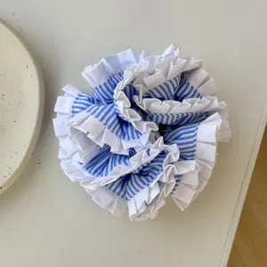 Blauw wit gestreepte geplooide haarscrunchie schattige elastische paardenstaart haarbandje