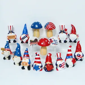 Vista dettagliata del set di statuette patriottiche di gnomi e funghi a tema americano.