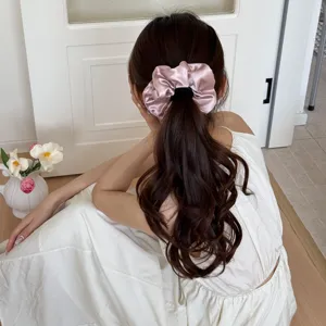 Elegante coletero de satén rosa para mujer, goma de pelo brillante y moderna para peinados diarios.
