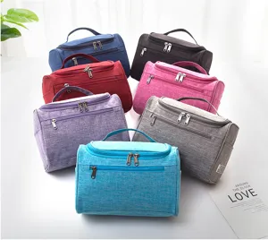 Detailansicht der mehrfarbigen Oxford-Stoff tragbaren Reise-Kulturtasche und Make-up-Tasche.