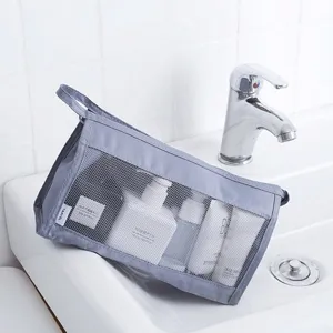 Sac de toilette de voyage en maille grise organisateur de cosmetiques etanche pochette.