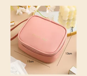 Dettaglio custodia impermeabile rosa per assorbenti, trousse cosmetica portatile 15x13cm
