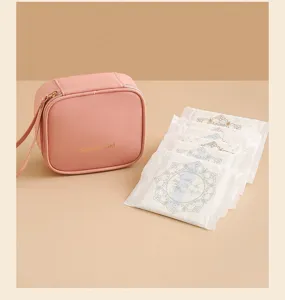 Dettaglio astuccio porta assorbenti rosa, borsa impermeabile portatile con salviette igieniche ordinate.