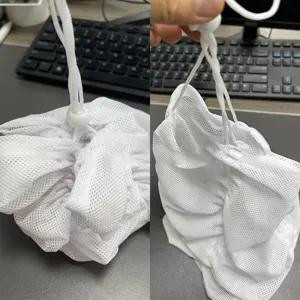 Detailaufnahme der weissen Netz-Trockenkappe fur lockiges Haar mit verstellbarem Kordelzug.