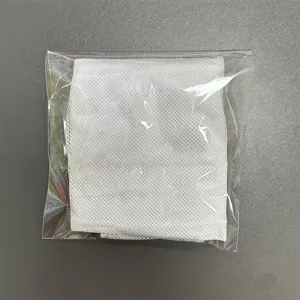 Detailansicht der weißen Mesh-Plopping-Haube für lockiges Haar im transparenten Beutel.