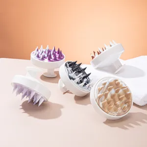 Vue de detail de brosse de massage du cuir chevelu en silicone, poils souples nettoyage.