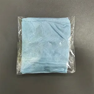 Hellblaue Netztrockenkappe Detailansicht, atmungsaktives Material für lockiges Haar.