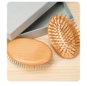 Vue détaillée de la brosse à cheveux en bois, brosse pneumatique en hêtre naturel.