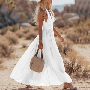 Gros plan sur la robe longue blanche sans manches élégante avec un tissu fluide et un col halter.