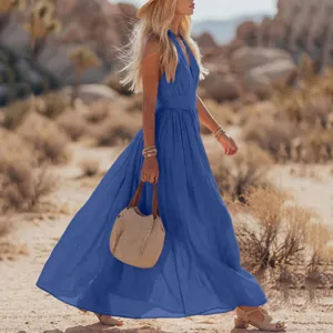 Scène de désert en plein air montrant les détails de la robe longue bleue et le style.