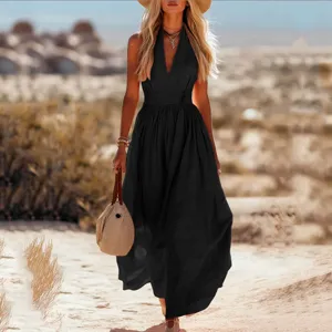 Vue détaillée de la robe longue noire élégante sans manches pour femme en été.