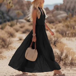 Détail de robe maxi sans manches noire à col en V, robe longue d'été élégante pour femme.