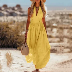 Scène de désert montrant les détails de la robe longue jaune sans manches à col en V.