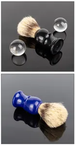 Detailansicht Rasierpinsel fuer Herren, schwarzer und blauer Griff mit weichen Borsten.