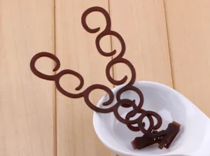 Détail d'outil de tressage de cheveux en plastique, accessoire coiffure marron foncé.
