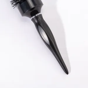 Brosse à cheveux ronde professionnelle pour le coiffage et le séchage avec manche noir.