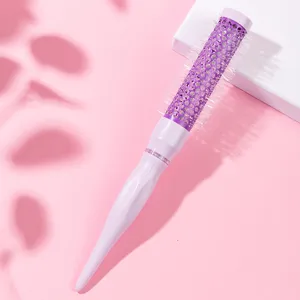 Professionelle pinke Rundhaarbürste mit Keramikzylinder für glattes Föhnen und schöne Locken.