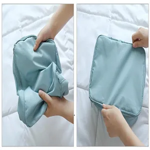 Detailansicht des blauen Reise-Packwürfels zeigt flexible Faltung und Stoffqualität.