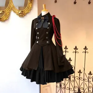 Detailansicht eines vintage Renaissance Gothic Langarmkleids mit Schleife und Rüschen.
