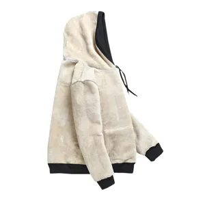 Comoda felpa con cappuccio in pile spessorato con bordi neri a contrasto e coulisse regolabile.
