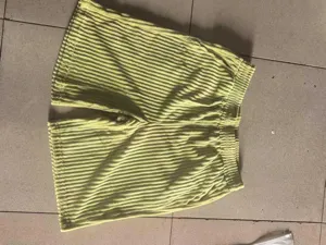 Λεπτομερής όψη ανδρικών υφασμένων casual σορτς με ελαστική ζώνη μέσης και ύφανση.