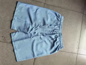Pantalones cortos de playa casuales de verano para hombres azul claro lisos detalle