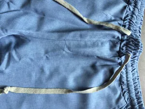 Primer plano detalle de pantalones cortos de verano para hombre cintura cordón azul claro