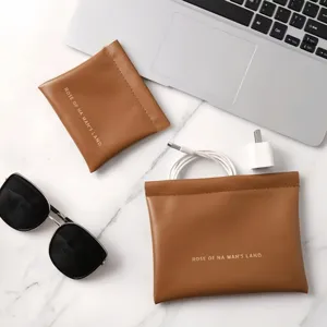 Pochette de rangement marron en cuir portable avec fermeture automatique pour rouge à lèvres.