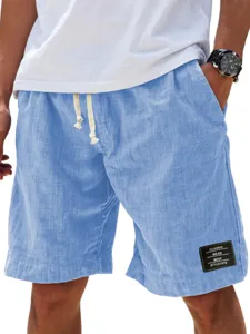 Detalle de primeros planos de pantalones cortos de lino azul claro para hombre con etiqueta.