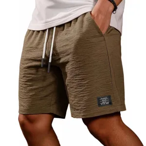 Pantaloncini casual kaki da uomo con coulisse e dettaglio di etichetta, perfetti per la spiaggia.