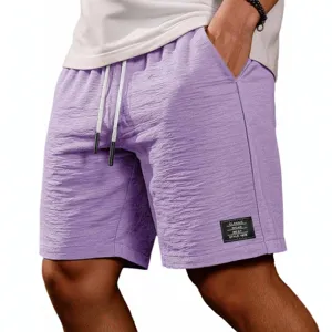 Pantaloncini casual da uomo viola chiaro con coulisse, dettagli eleganti sulla gamba.