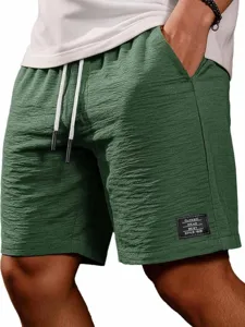 Pantaloncini casual verdi da uomo con coulisse bianca, vestibilità comoda per uso quotidiano.