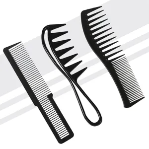 Professionelles schwarzes Haarkamm-Set Detail, grobzahnige Styling-Werkzeuge für Friseursalon.