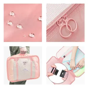 Detailansicht der Reise-Packtaschen, rosa wasserdichtes Gewebe und Mesh-Aufbewahrung.