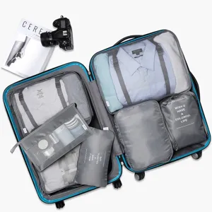 Reise-Organizer Taschen Set für Koffer, graue Packtaschen und Kleidungs-Aufbewahrung.