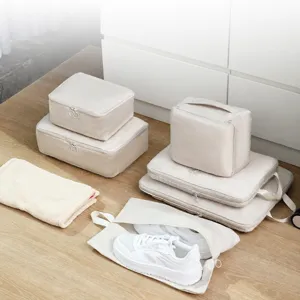 Set de cubos de viaje beige de tela para la organización de equipaje y ropa en maletas.