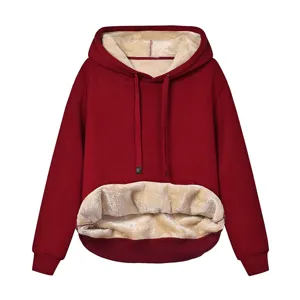 Dettaglio della felpa rossa con cappuccio foderata in pile spesso, capo termico caldo invernale.