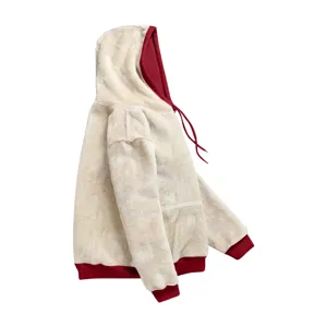 Vista dettagliata della felpa con cappuccio spessa in pile da donna con fodera rossa a contrasto.
