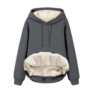 Dettaglio felpa con cappuccio grigio scuro foderata in pile spesso con interno soffice