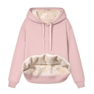 Felpa con cappuccio rosa dettaglio, morbido interno in caldo pile e cordino regolabile.
