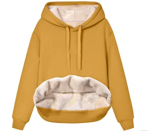 Dettaglio della fodera in pile spesso della felpa con cappuccio invernale da donna.