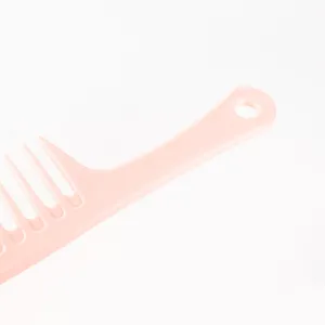 Peigne a cheveux rose en plastique, peigne large portable avec trou de suspension.