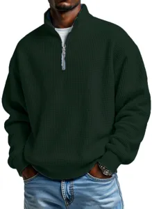 Vista dettagliata della felpa casual da uomo in tessuto waffle verde scuro.