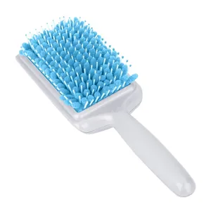Vista detallada del cepillo de pelo de microfibra azul con mango gris para un secado rápido.