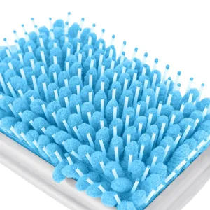 Detalle del cepillo secador de pelo de microfibra azul con cerdas suaves de toalla.